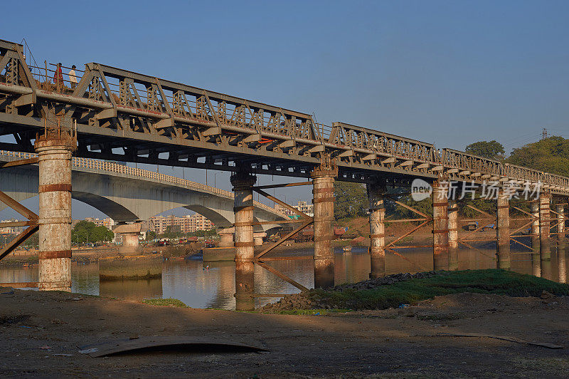 丰1914年在新的混凝土桥Kalyan Bhiwandi路附近建造铁桥